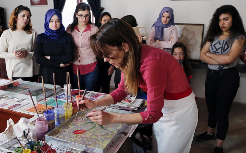 Ebru ustası Koçal, Denizlili gençlerle