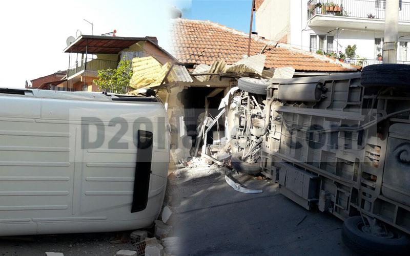 Servis minibüsü eve daldı: 4 yaralı