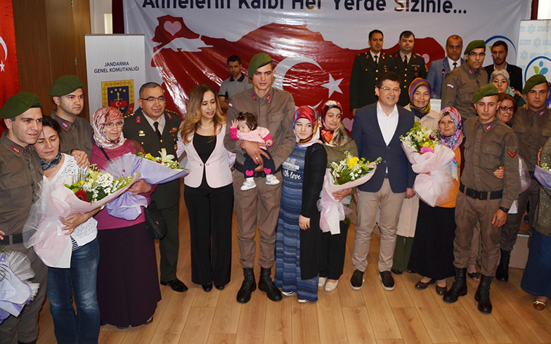 Askerlere anne sürprizi