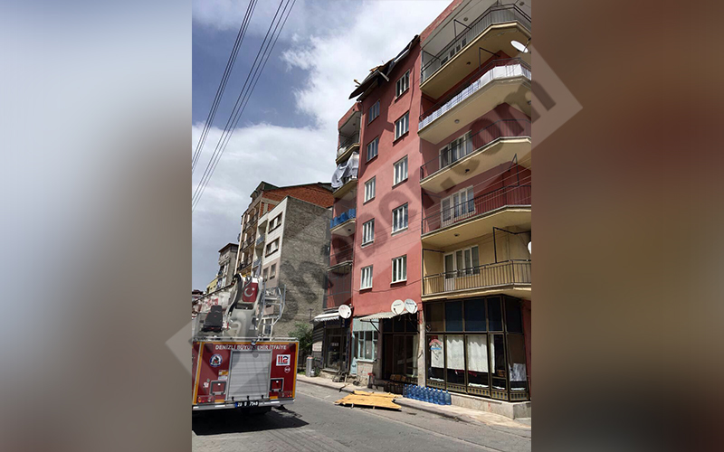 Fırtına çatıyı caddeye uçurdu