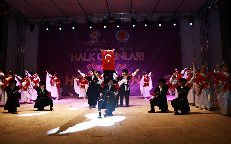 Denizli halk oyunları ile coştu