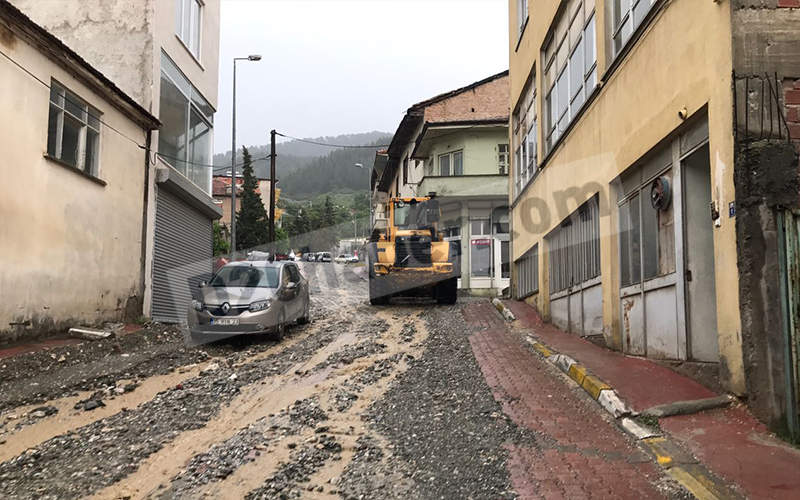 OSB’de 10 fabrikayı su bastı, kiraz bahçeleri etkilendi