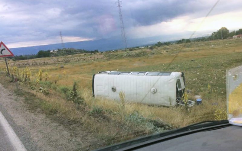 Minibüs şarampole yuvarlandı: 11 yaralı