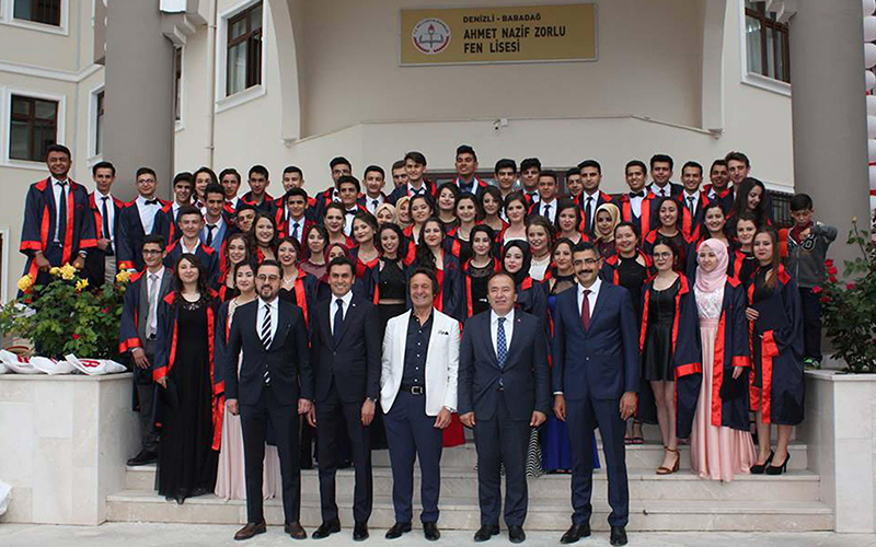 Zorlu yaptırdığı okulda mezuniyet törenine katıldı