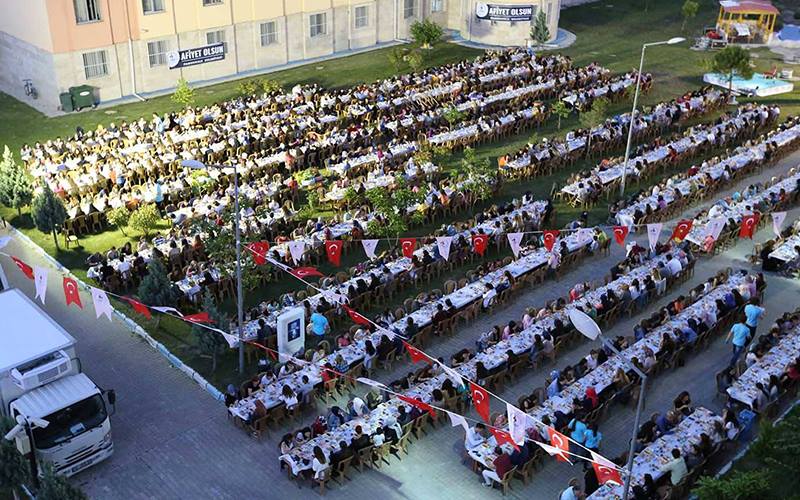Pamukkale Belediyesi’nden 2 bin kız öğrenciye iftar