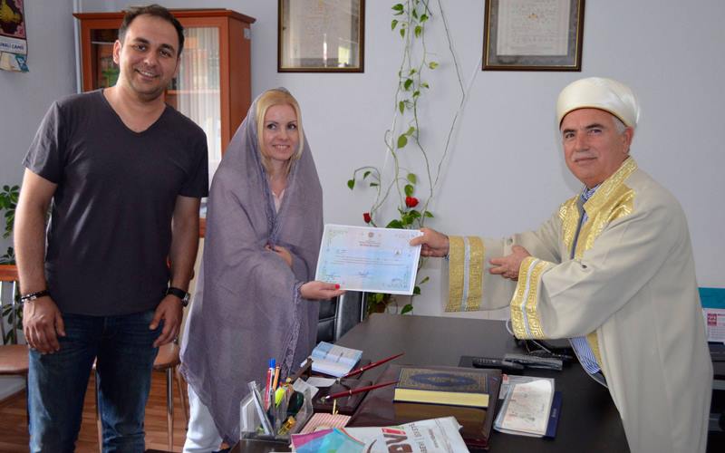 Yuliiya, Müslüman oldu, Zehra ismini aldı