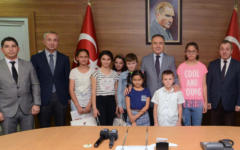 Denizli Valisi Altıparmak’tan başarılı öğrencilere ödül