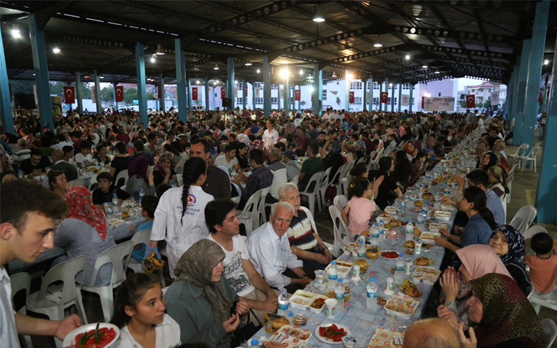 Büyükşehir’den 2 mahallede 4 bin kişiye iftar