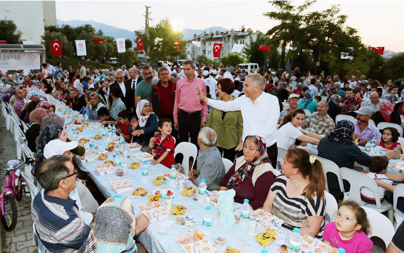 Denizli Büyükşehir’in iftar sofrası Mehmet Akif Ersoy Mahallesi’nde
