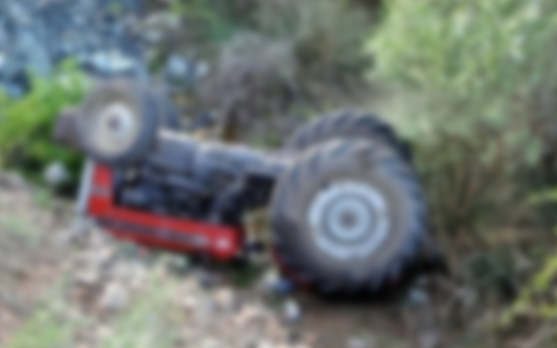 Çal’da traktörün altında kalan sürücü öldü