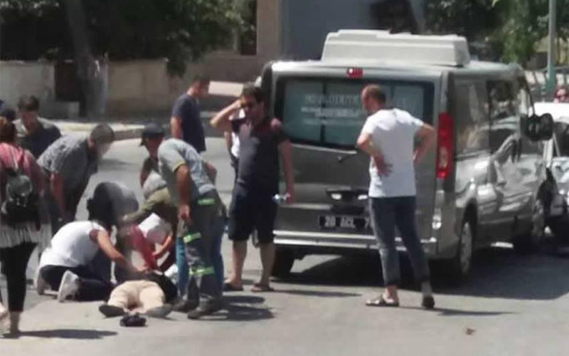 Otomobilin iki kadına çarpma anı kamerada