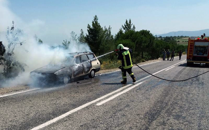 Denizli’de otomobil seyir halindeyken yandı