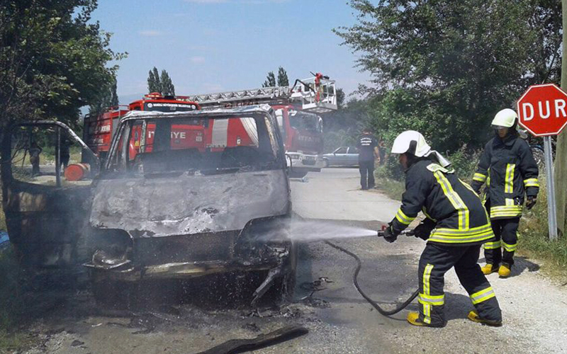 Sürücü kendini dışarıya zor attı