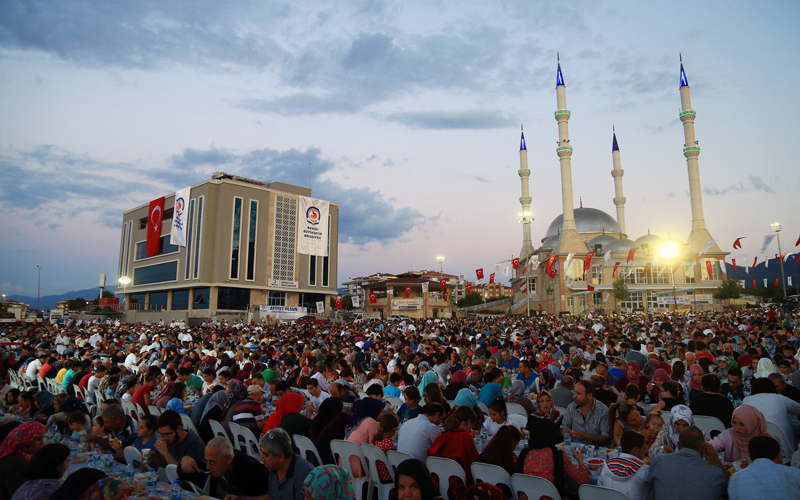 Umut 3’te 5 bin kişi ile iftar bereketi