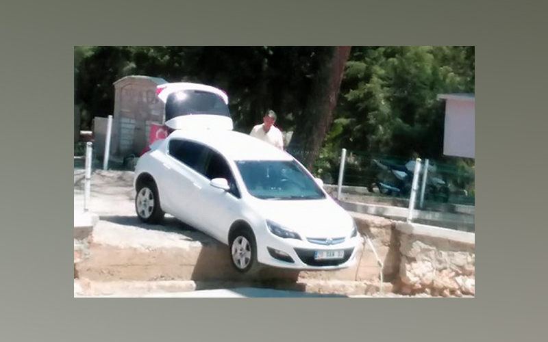 Otomobil askıda kaldı