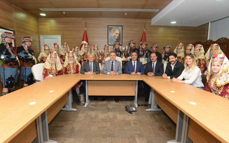 Halkoyunları şampiyonları Vali Altıparmak’ı ziyaret etti