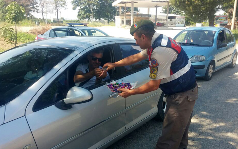 Denizli’de jandarmadan ikramlı trafik kontrolü