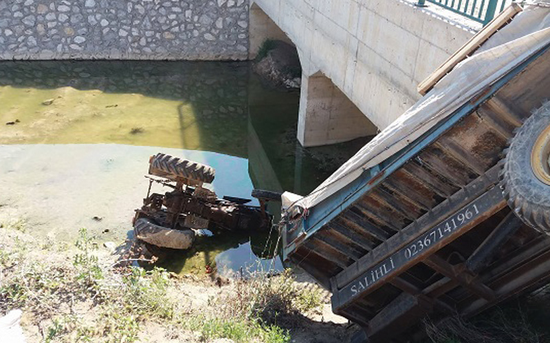 Denizli’de traktör köprüden uçtu