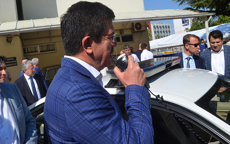 Zeybekci, polislerin bayramını telsizden kutladı