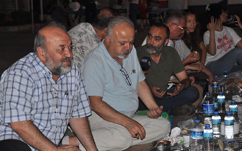 İhsan Eliaçık ve okurları Denizli’de Yeryüzü Sofrası kurdu