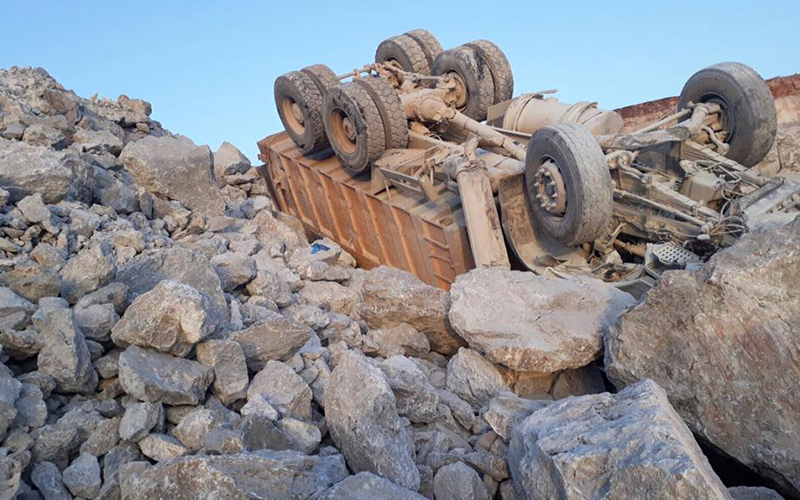 Serinhisar’da kamyon devrildi, sürücüsü öldü