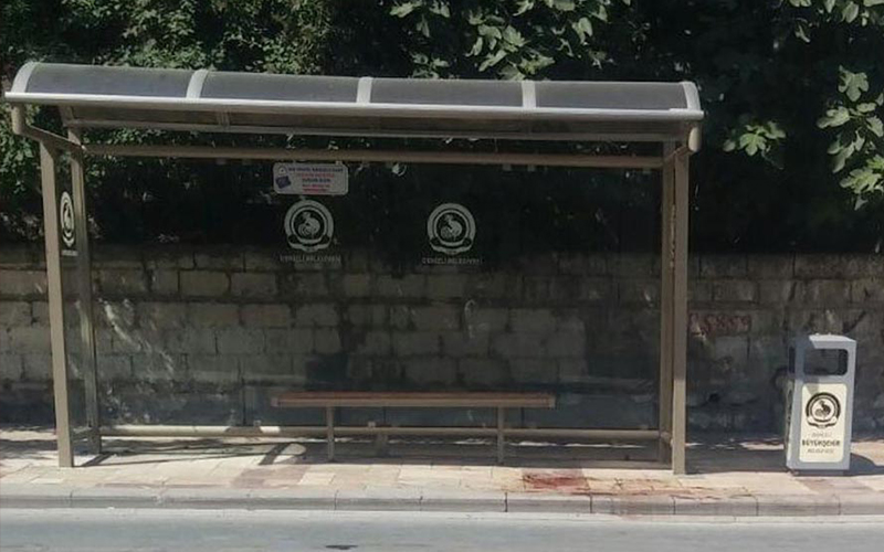Otobüs durağında silahlı saldırıya uğradı