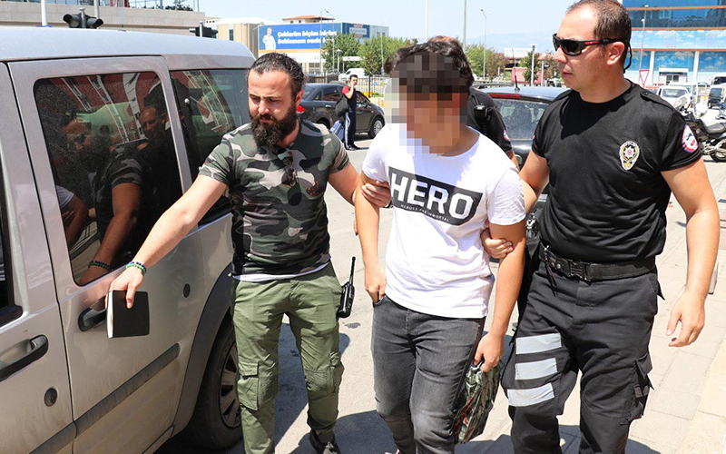 Denizli’de ‘Hero’ yazılı tişört giyen çocuk serbest bırakıldı