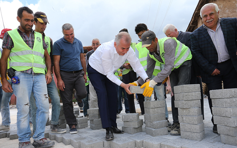 Büyükşehir’den mahallelere kilit parke taşı döşemesi
