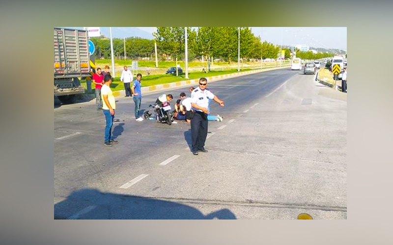 Motosikletli düştüğü yerden kalkamadı