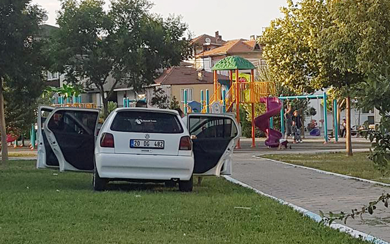 Denizli’de pes dedirten araç parkı