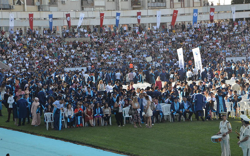 PAÜ’nün mezuniyet töreninde sıcak hava bunalttı