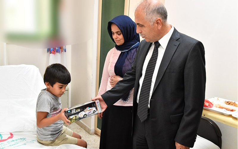 Vali Karahan, ziyarete hediyesiyle gitti