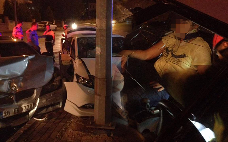 Denizli’de 2 kişi çarpışan otomobilde sıkıştı