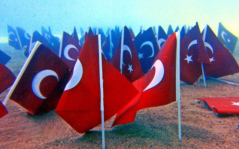 Denizin derinliklerinde 30 Ağustos kutlaması