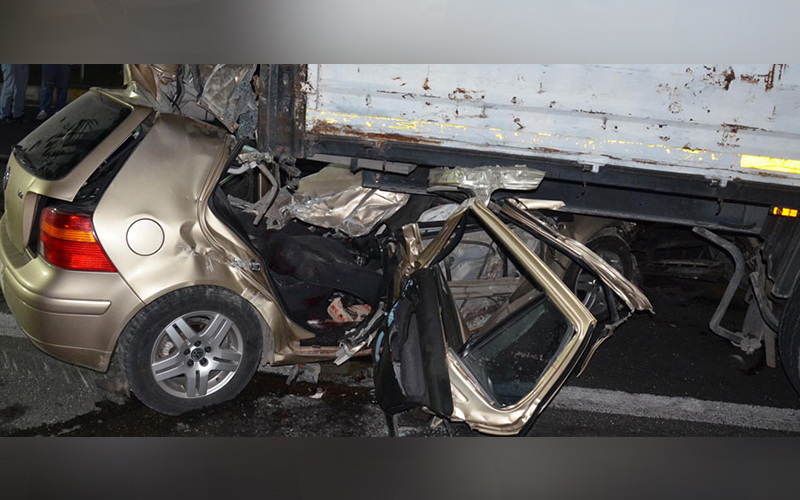 Otomobil Denizli plakalı TIR’a çarptı: 4 ölü