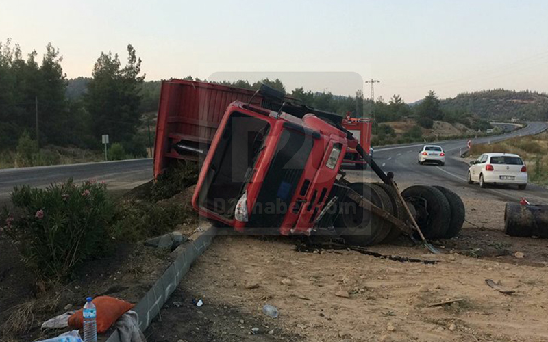 Denizli’de kum yüklü kamyon devrildi, dingilleri koptu