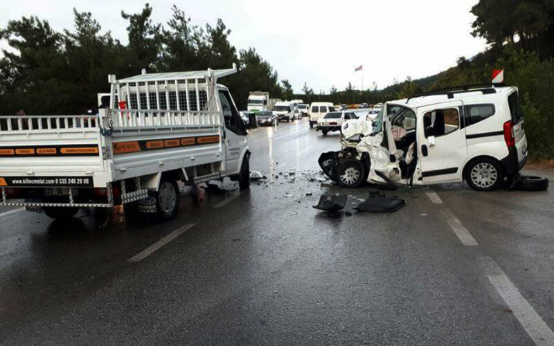 Kamyonet ile hafif ticari araç çarpıştı: 1’i ağır, 3 yaralı