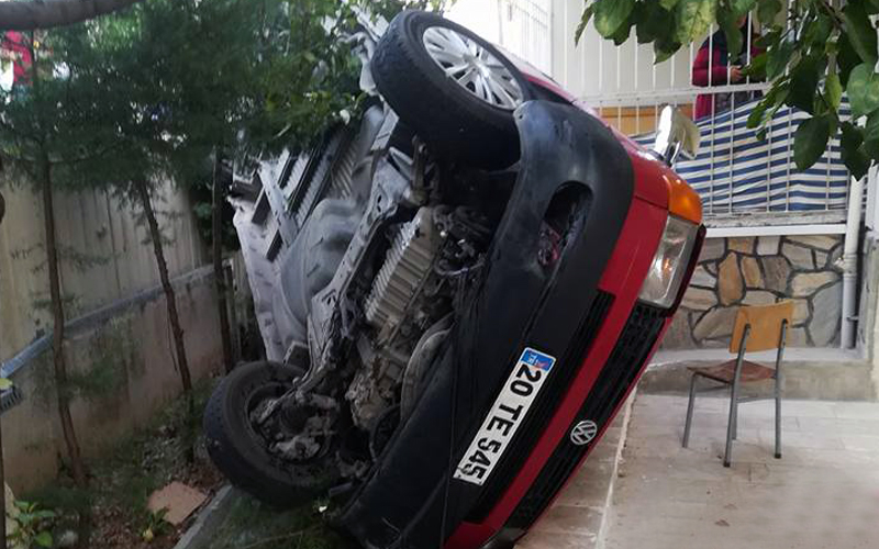 Denizli’de sitenin bahçesine minibüs düştü