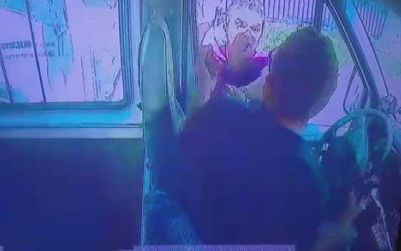 Bıçak çeken sürücü kamerada