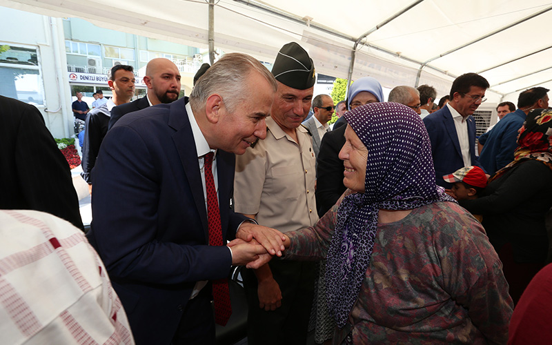 Denizli’de bayramlaşma 15 Temmuz Meydanı’nda