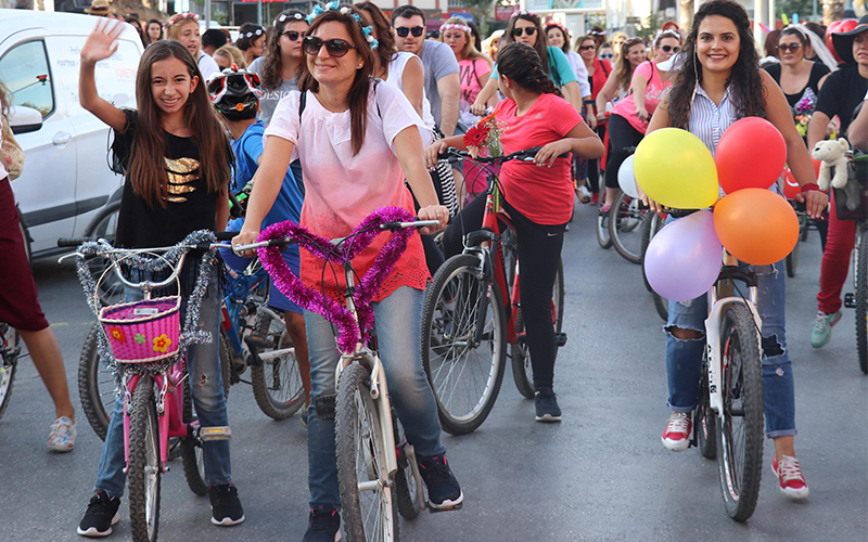 Süslü kadınlar, trafikte saygı için pedal bastı