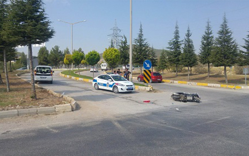 Sanayi Kavşağı’nda hafif ticari araç ile motosiklet çarpıştı
