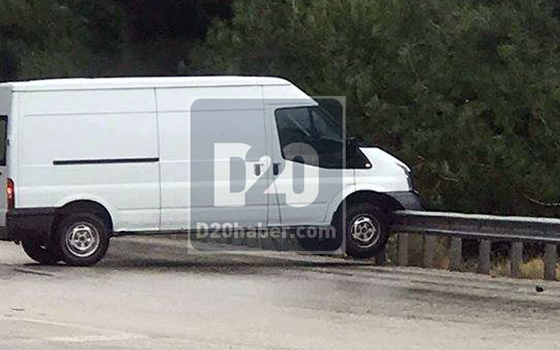 Yağmurda kayıp bariyerlerde asılı kaldı