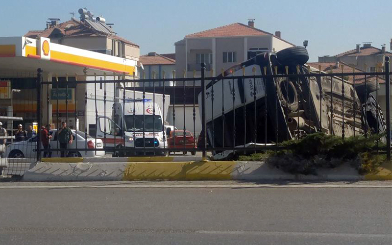 Minibüs bariyerlere çarpıp devrildi