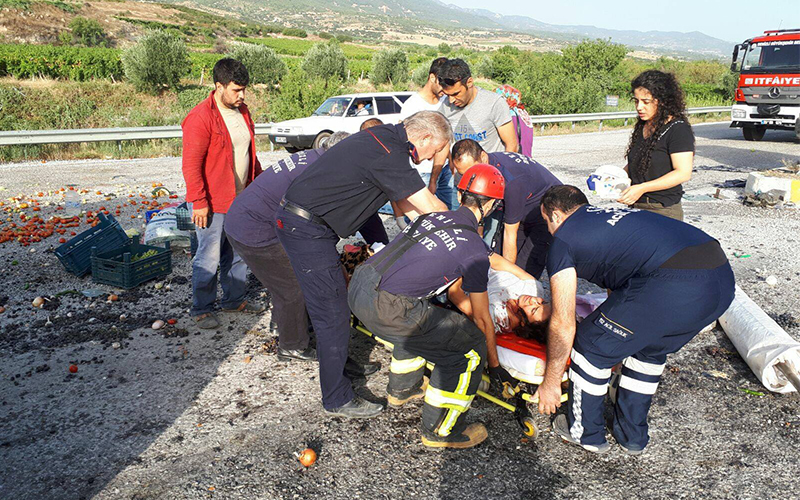 Denizli-Buldan karayolunda minibüs ile kamyonet çarpıştı