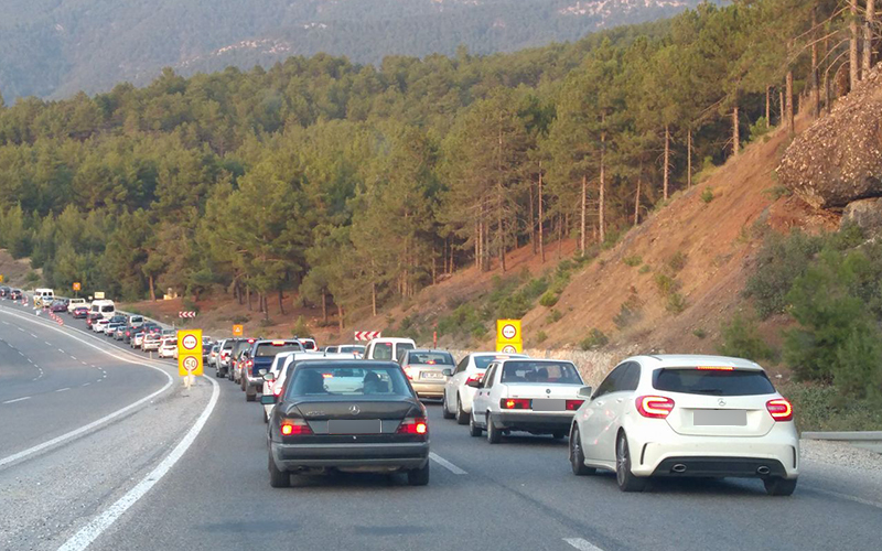 Denizli-Antalya karayolunda trafik yoğunluğu var