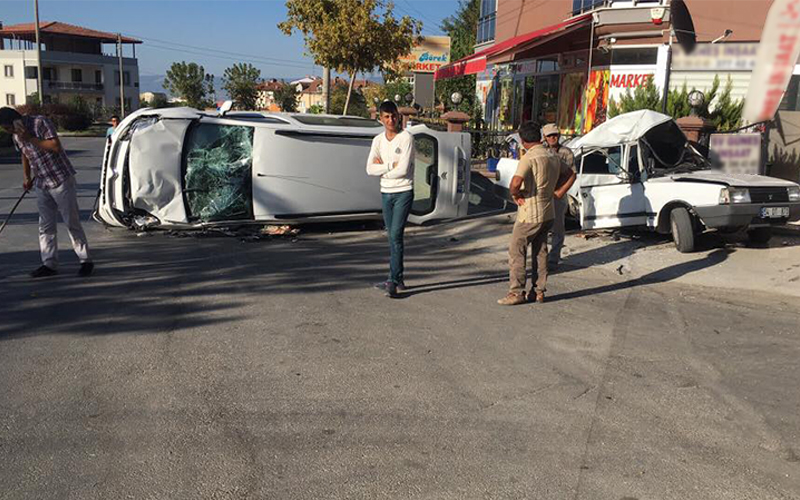Esentepe’de minibüs ile otomobil çarpıştı