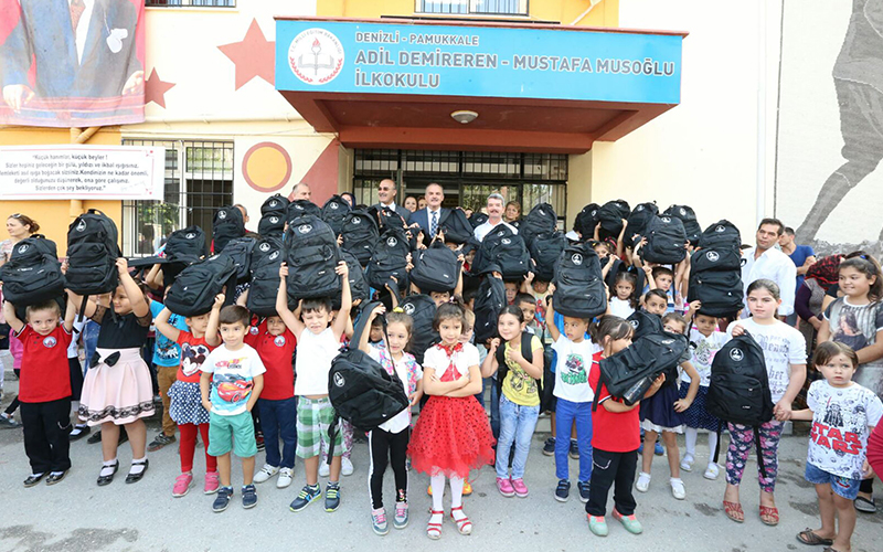 Pamukkale Belediyesi minik öğrencilere hediyelerini dağıttı