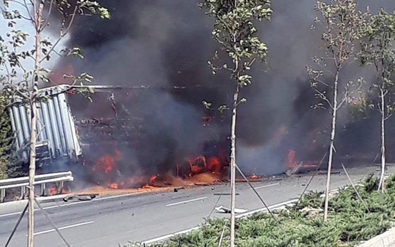 Denizli’de fındık yüklü TIR alev alev yandı