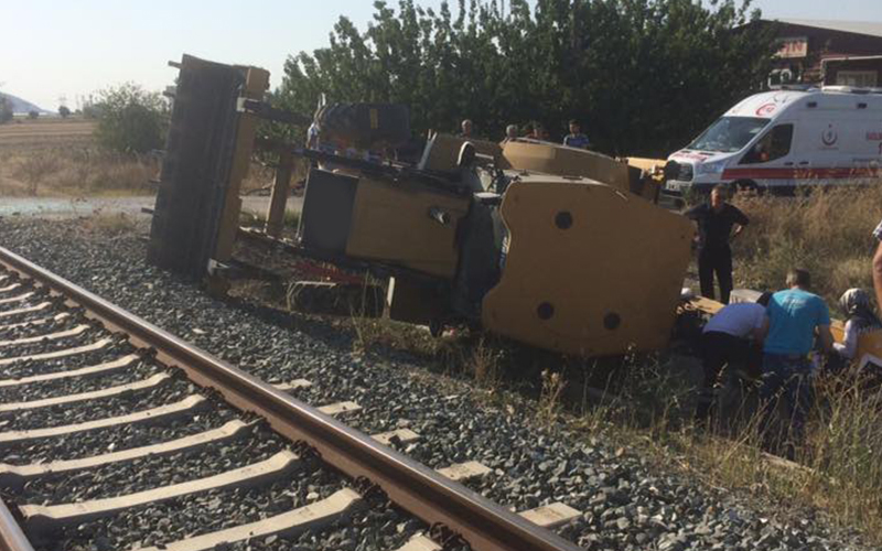 Denizli’de tren iş makinesine çarptı